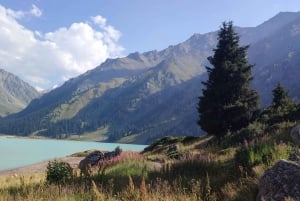 Almaty: Big Almaty Lake and Falconry Show Tour