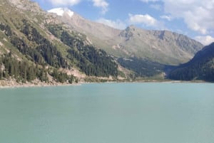 Almaty: Big Almaty Lake and Falconry Show Tour