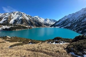 アルマトイ：ビッグアルマトイ湖ガイド付きハイキング（移動サービス付き）