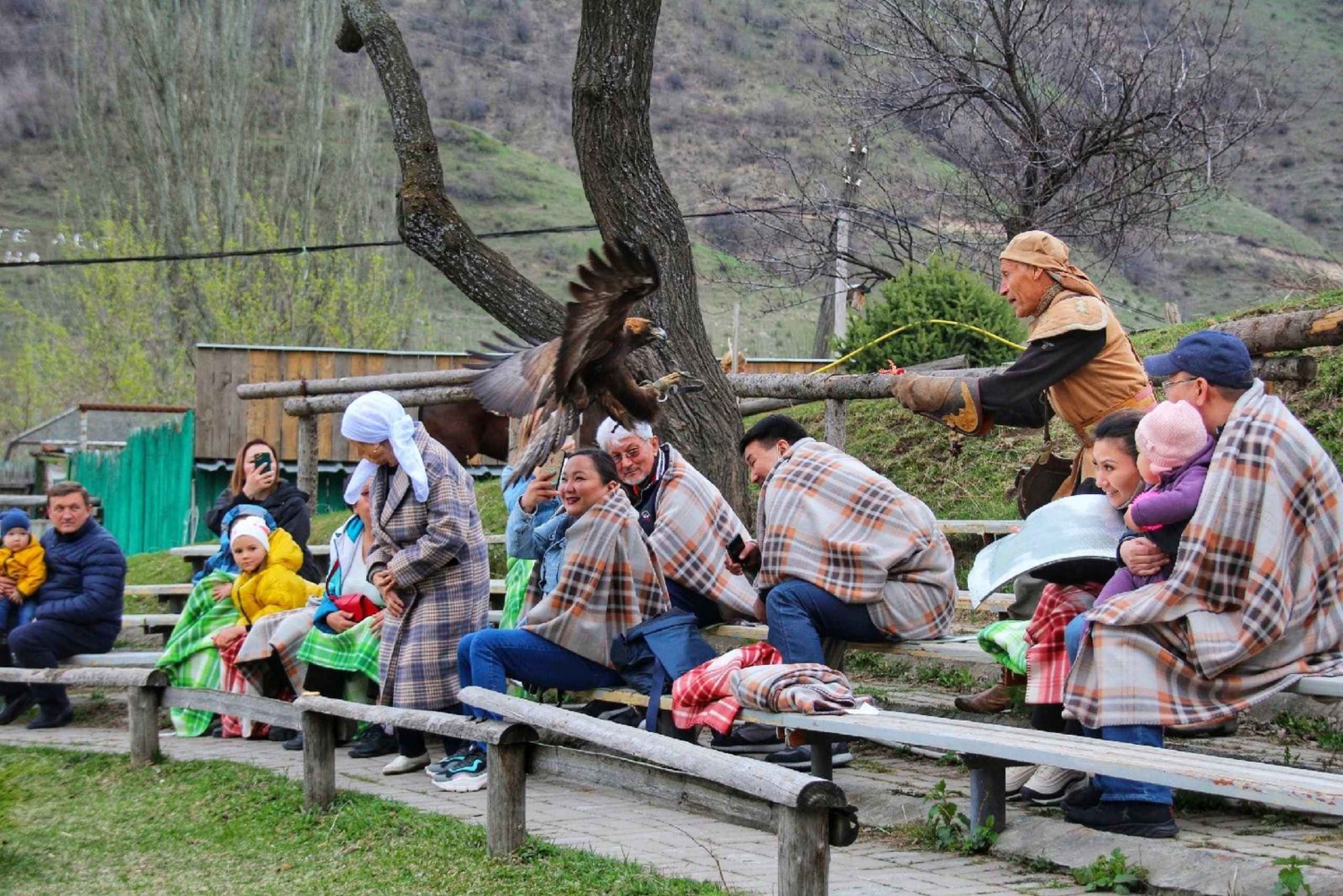 Almaty: Wandelen over de Japanse Weg en Wild Jagen Vogelshow