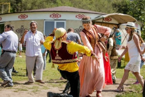 Almaty: Kazakstanin kulttuuri, rituaalit, kaupunkikierros ratsastuksen kanssa