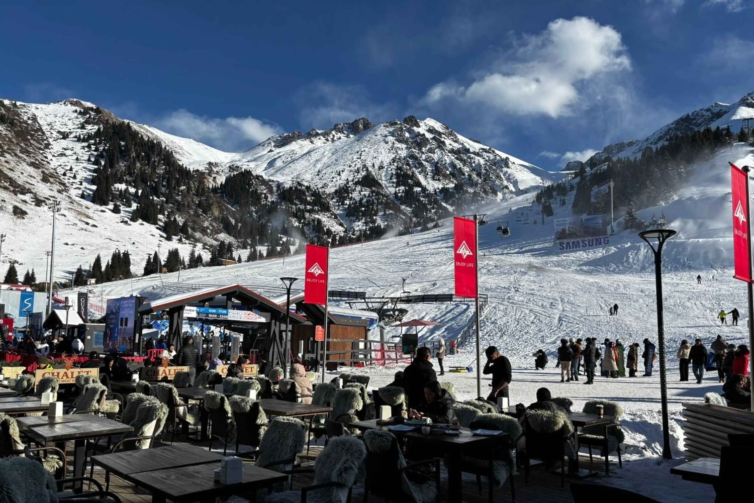 アルマトイ：メデオ、シムブラク、コク・トベ プライベートツアー（EV車利用）