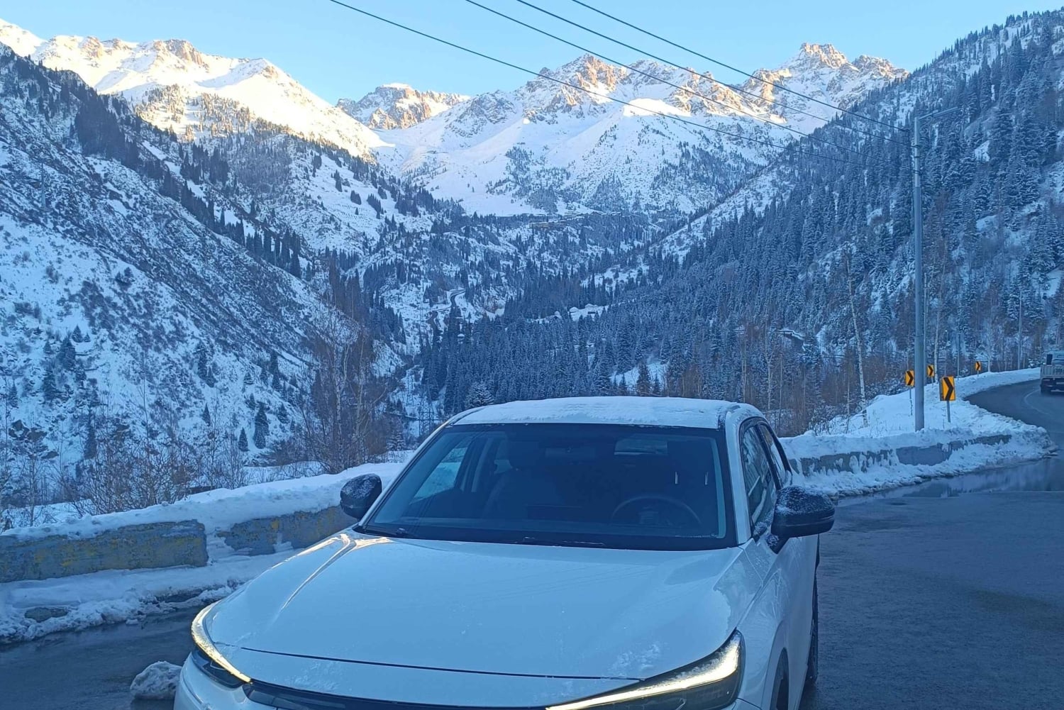 アルマトイ：メデオ、シムブラク、コク・トベ プライベートツアー（EV車利用）