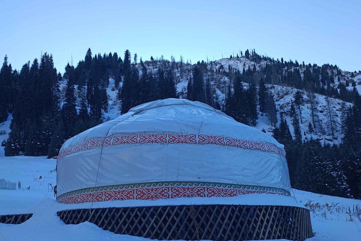 アルマトイ：メデオ、シムブラク、コク・トベ プライベートツアー（EV車利用）