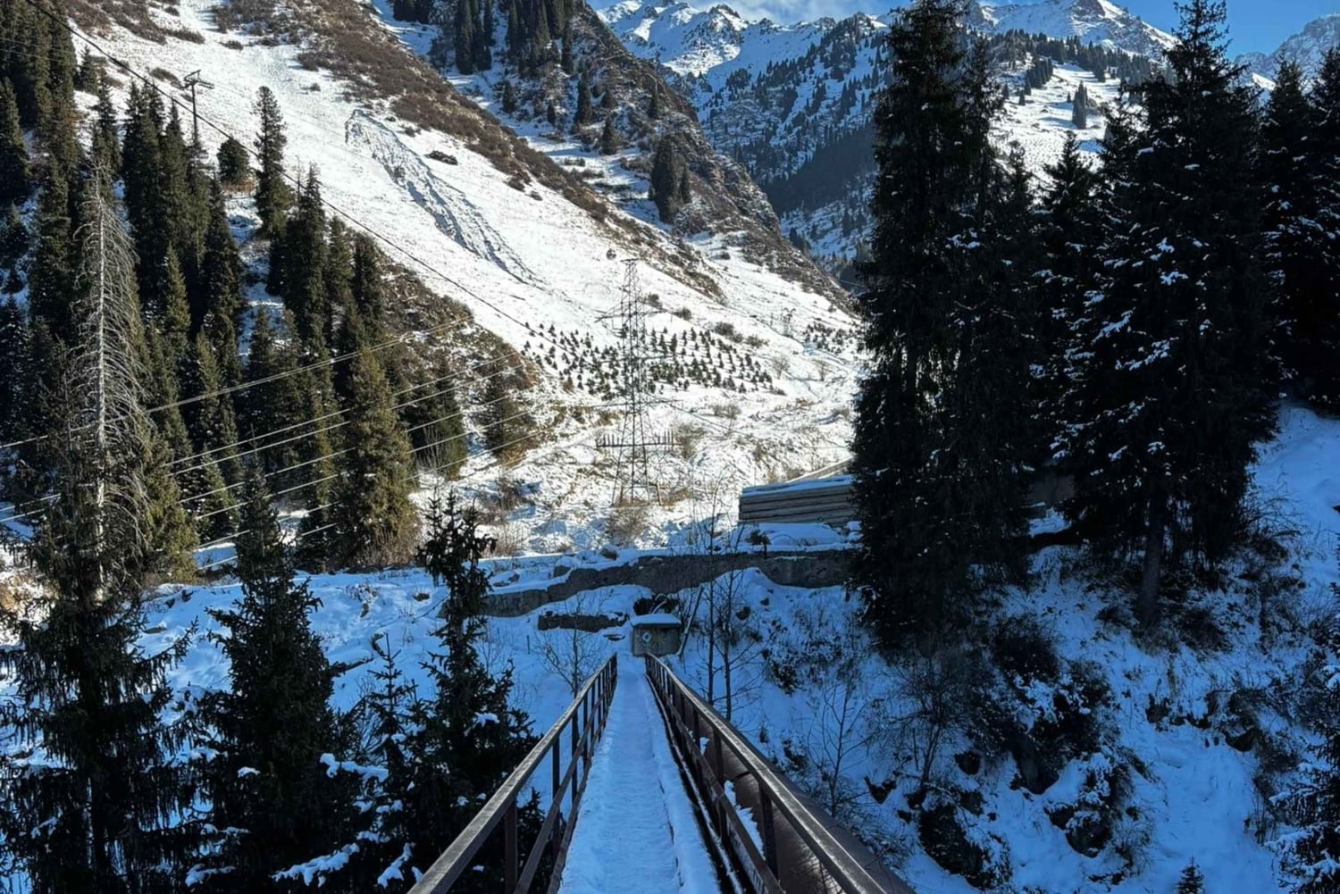 アルマトイ：メデオ、シムブラク、コク・トベ プライベートツアー（EV車利用）