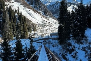 アルマトイ：メデオ、シムブラク、コク・トベ プライベートツアー（EV車利用）