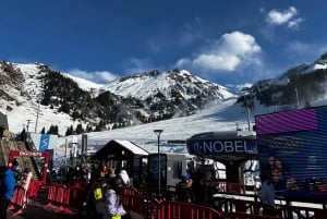 アルマトイ：メデオ、シムブラク、コク・トベ プライベートツアー（EV車利用）