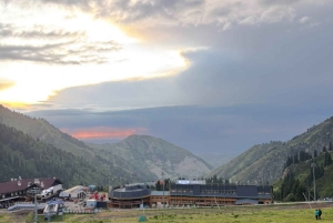 アルマトイ：メデオ、シムブラク、コク・トベ プライベートツアー（EV車利用）