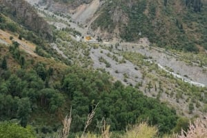 アルマトイ：メデオ、シムブラク、コク・トベ プライベートツアー（EV車利用）