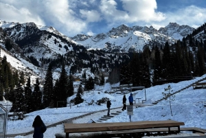 アルマトイ：メデオ、シムブラク、コク・トベ プライベートツアー（EV車利用）