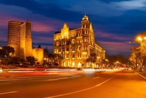 Bakú: Tour nocturno con la Ciudad Vieja, el Parque Highland y la Mezquita