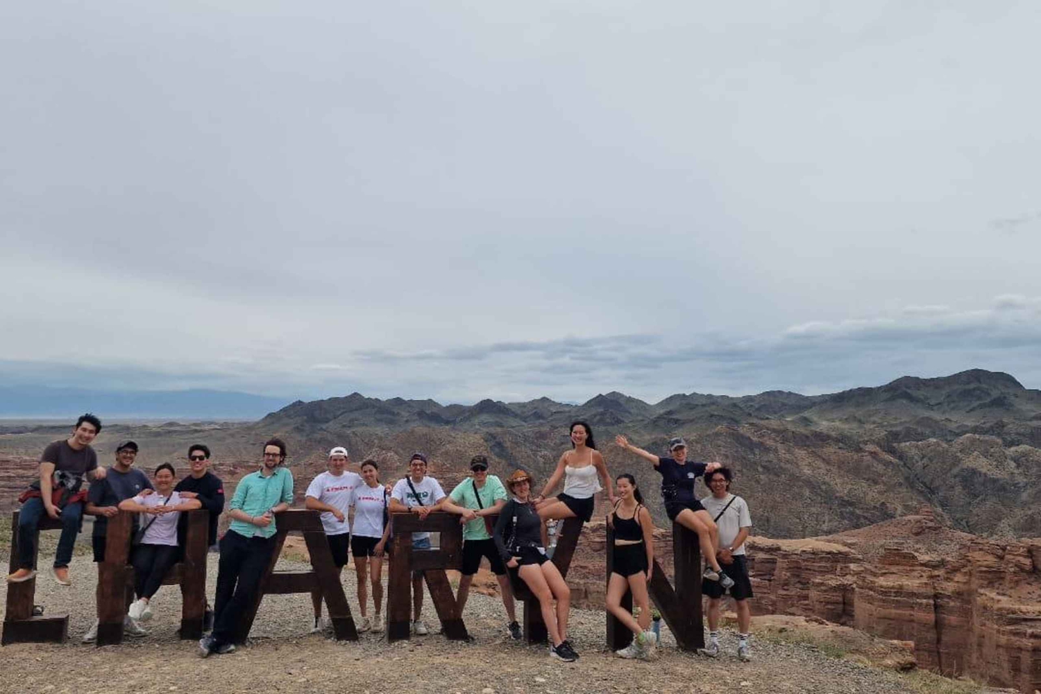 Från Almaty: Charyn Canyon heldagsguidning med vandring