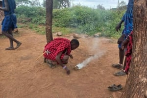 DAGSUTFLYKT AMBOSELI PARK SAFARI FRÅN NAIROBI OCH MASAI VILLAGE