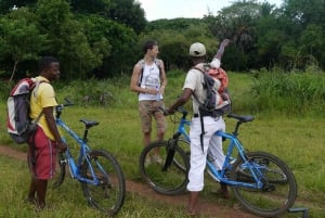 Diani Beach: Village tour on a bike with hotel pick-up