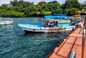 Diani: Privat omvisning med båt i Kisite med snorkling og lunsj