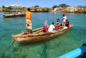 Diani: Privat omvisning med båt i Kisite med snorkling og lunsj