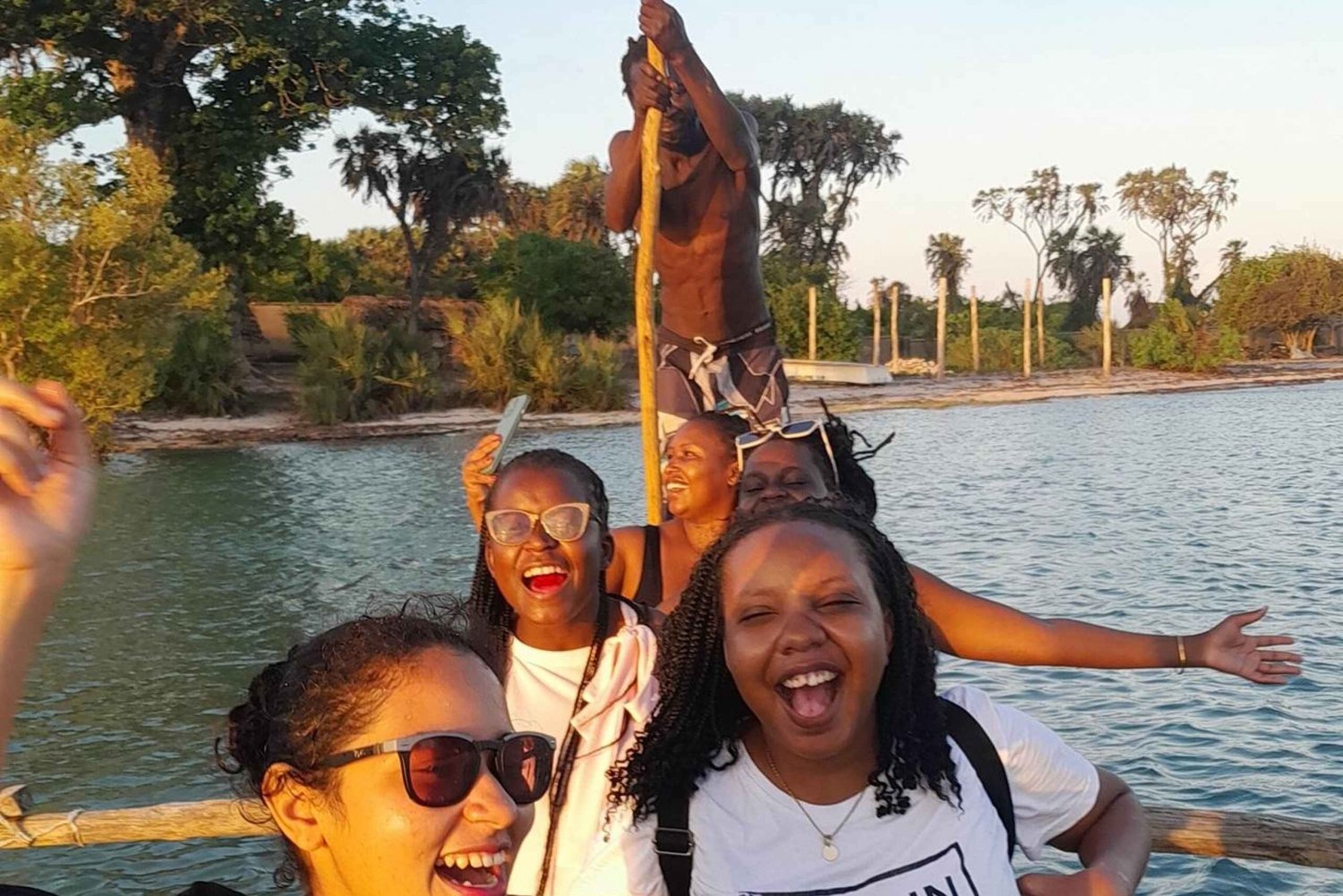 Diani: Solnedgångskryssning längs Kongofloden på träkanotbåt