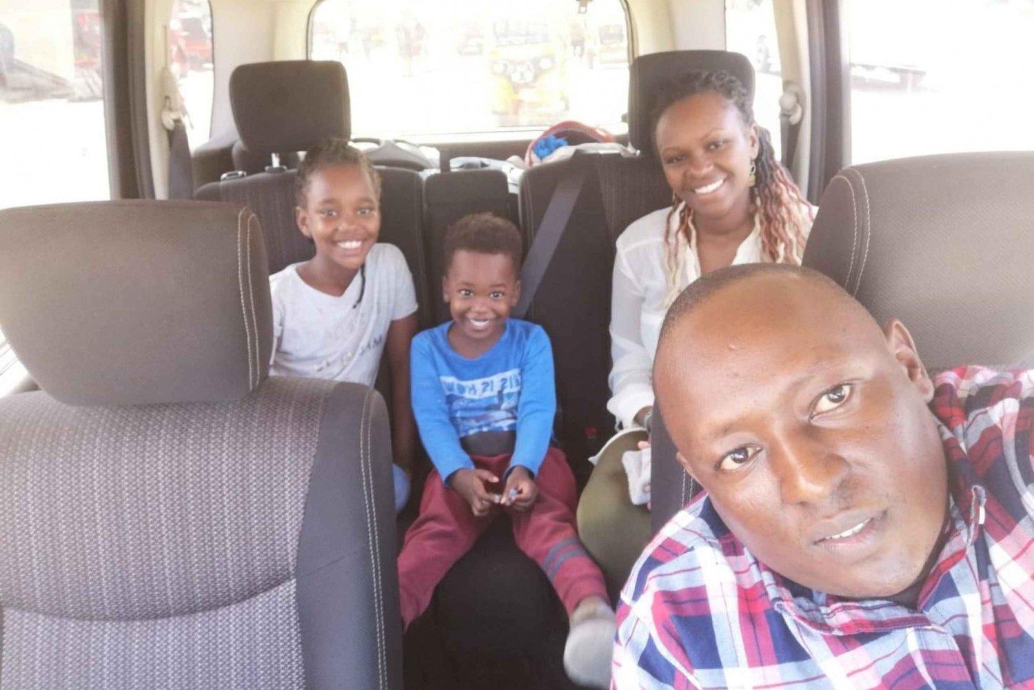Do aeroporto de Mombasa: Traslado de Diani em uma minivan (5 pessoas)