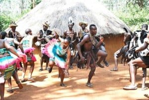 Desde Nairobi: Excursión y Espectáculo de Danzas Culturales Bomas de Kenia.