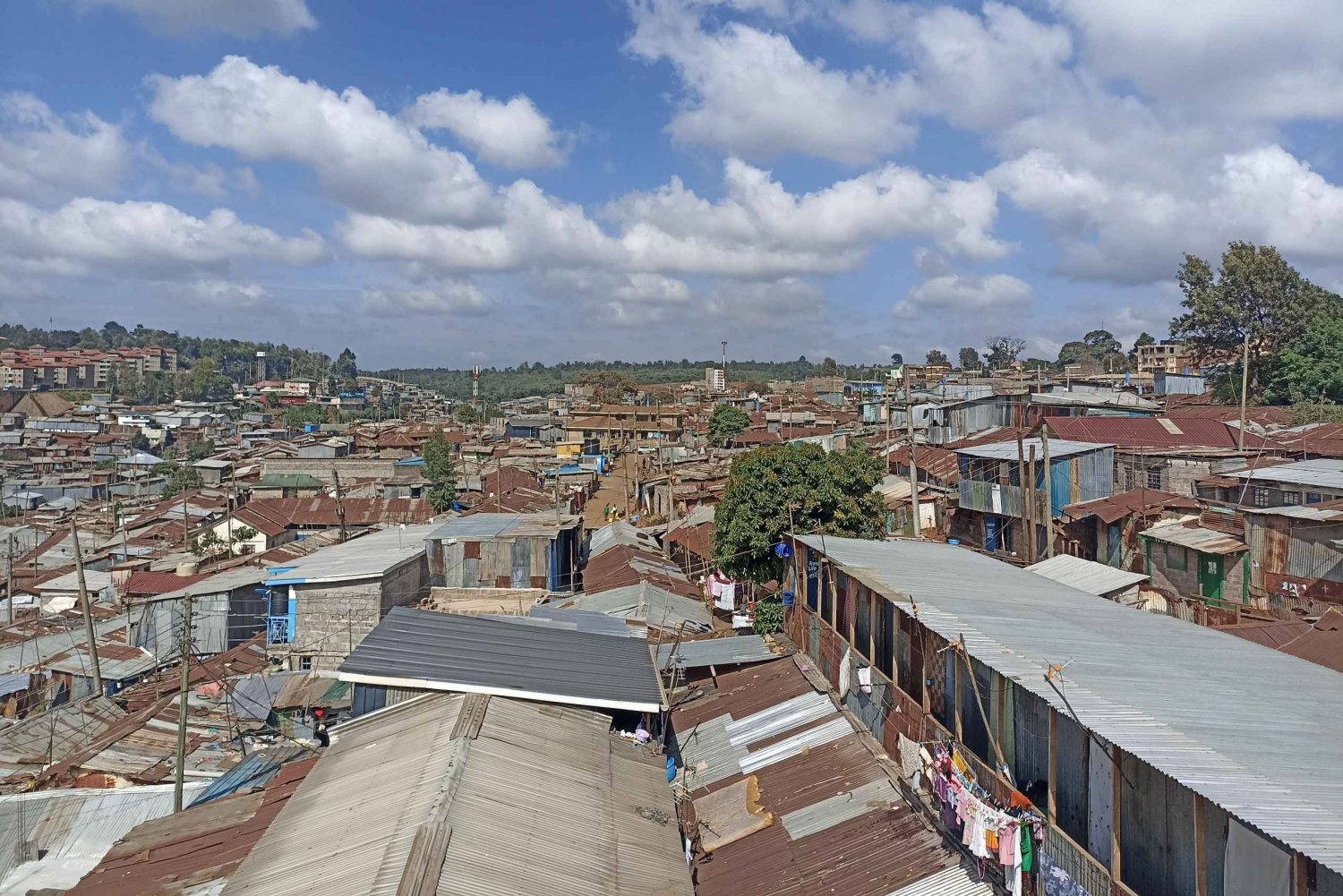 Kiberan slummikierros paikallisen yhteiskunnallisen yrittäjän kanssa.