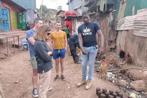 Excursão a pé particular pelas favelas de Kibera e visita ao lar das crianças.