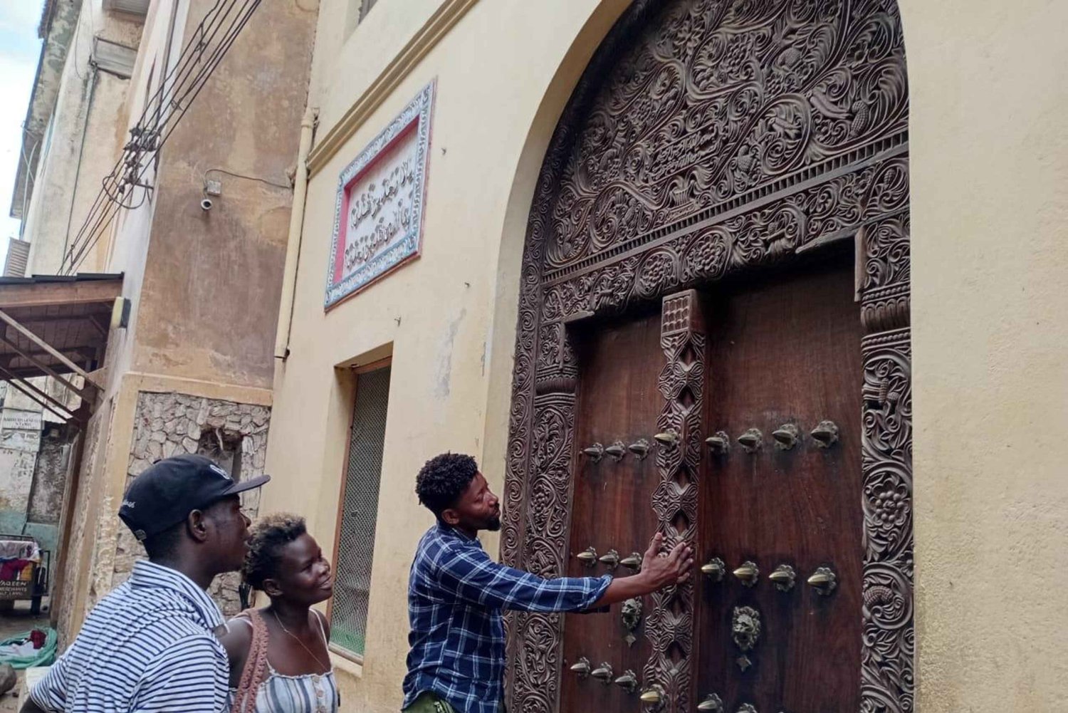Wycieczka po rzeźbionych drzwiach w stylu suahili prowadzona przez rzeźbiarkę: wyspa Lamu