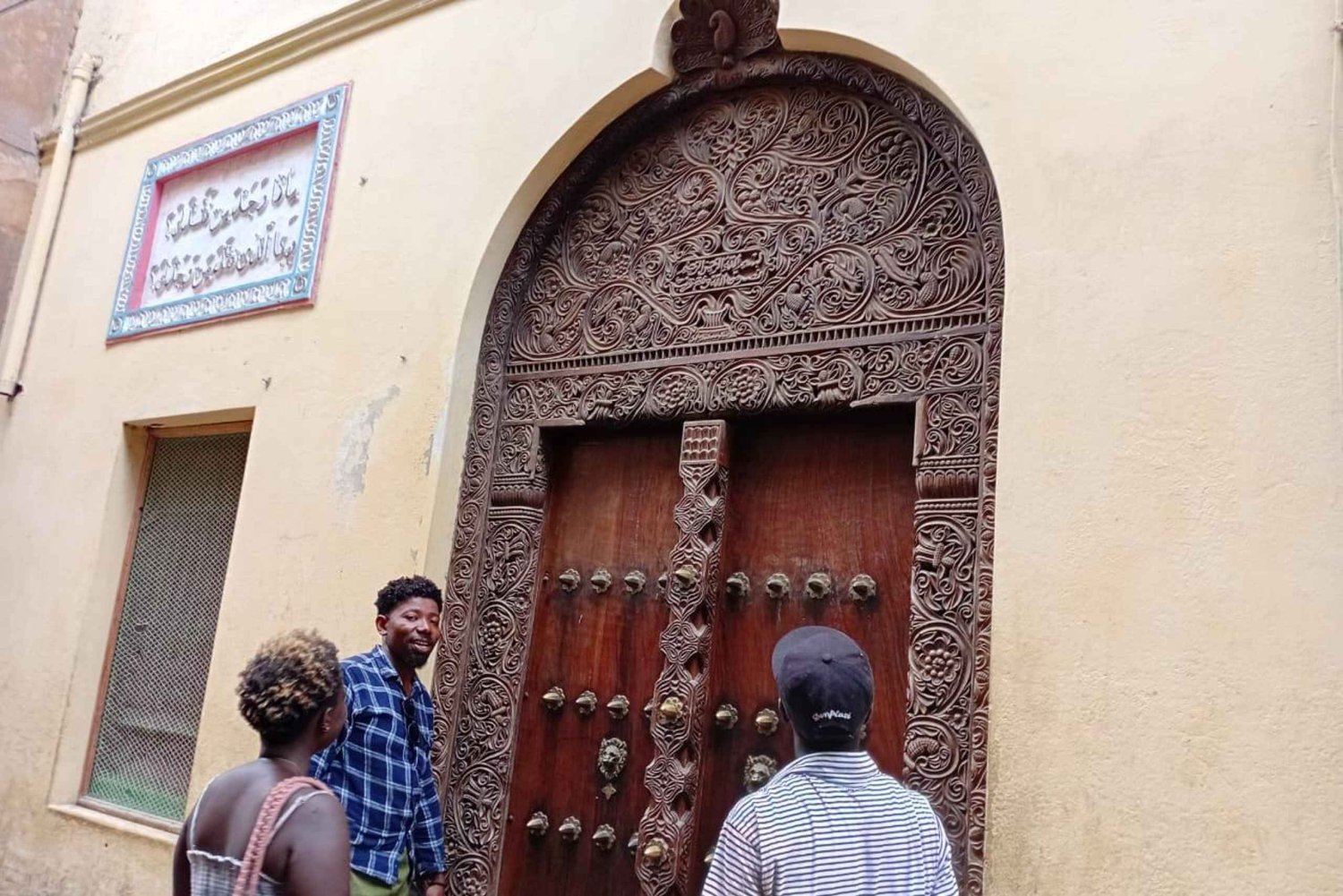 Wycieczka po rzeźbionych drzwiach w stylu suahili prowadzona przez rzeźbiarkę: wyspa Lamu