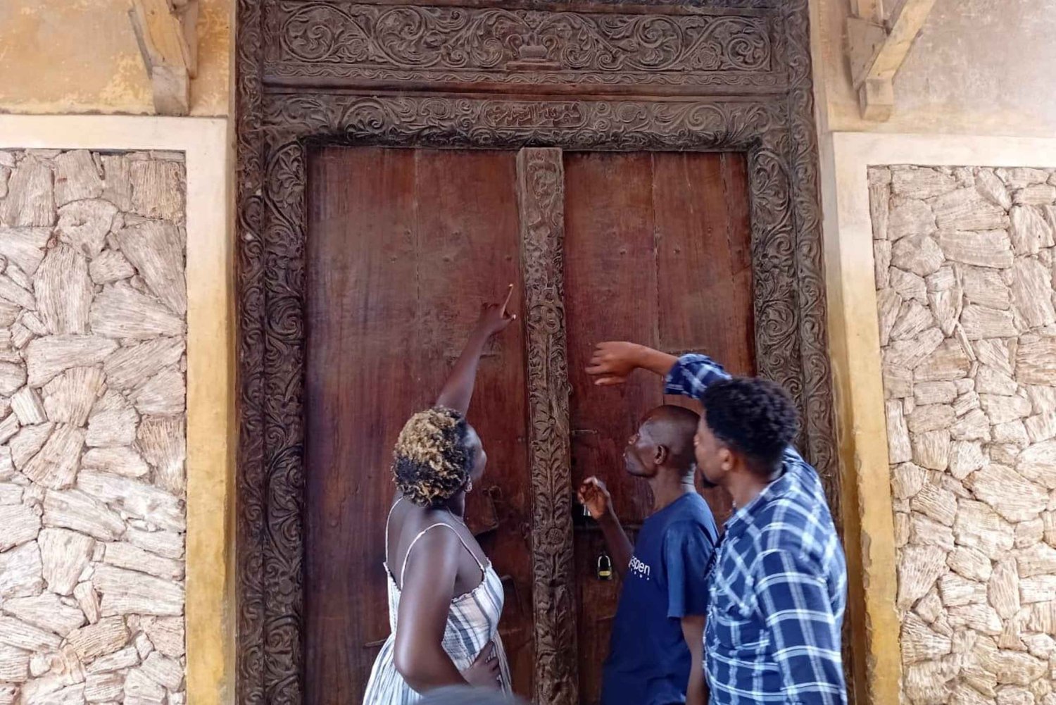 Wycieczka po rzeźbionych drzwiach w stylu suahili prowadzona przez rzeźbiarkę: wyspa Lamu
