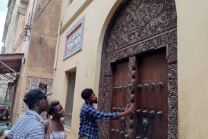 Wycieczka po rzeźbionych drzwiach w stylu suahili prowadzona przez rzeźbiarkę: wyspa Lamu