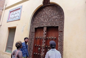 Wycieczka po rzeźbionych drzwiach w stylu suahili prowadzona przez rzeźbiarkę: wyspa Lamu