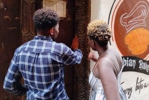 Wycieczka po rzeźbionych drzwiach w stylu suahili prowadzona przez rzeźbiarkę: wyspa Lamu