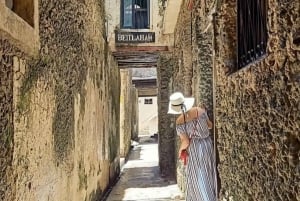 Lamu: Old Town Tour, Swahili Lunch, and Sunset Dhow Cruise