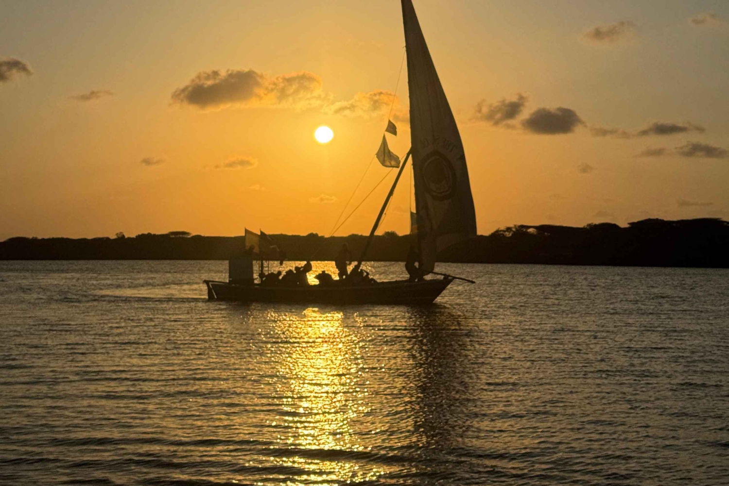 Lamu: passeio de barco ao pôr do sol num dhow tradicional