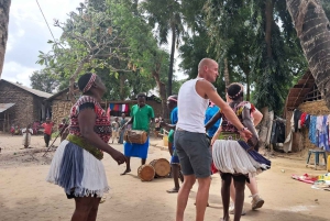 Pueblo Mijikenda y santuario de vida silvestre Nguuni