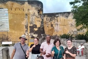 Mombasa: tour a pie guiado por la ciudad en tuk-tuk.