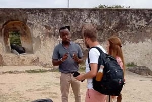 Mombasa: tour a pie guiado por la ciudad en tuk-tuk.