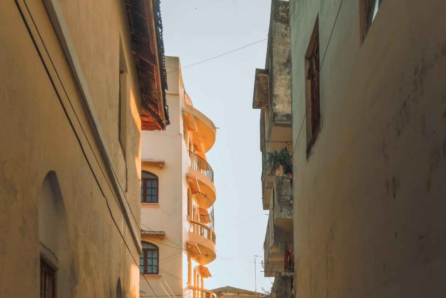 Mombasa: tour della città e crociera serale in dhow con servizio di prelievo