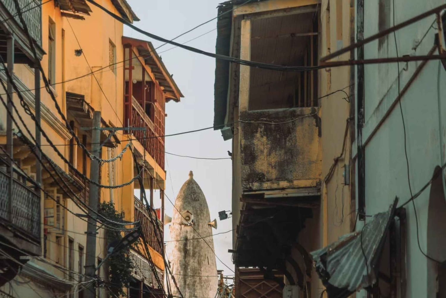 Mombasa: tour della città e crociera serale in dhow con servizio di prelievo