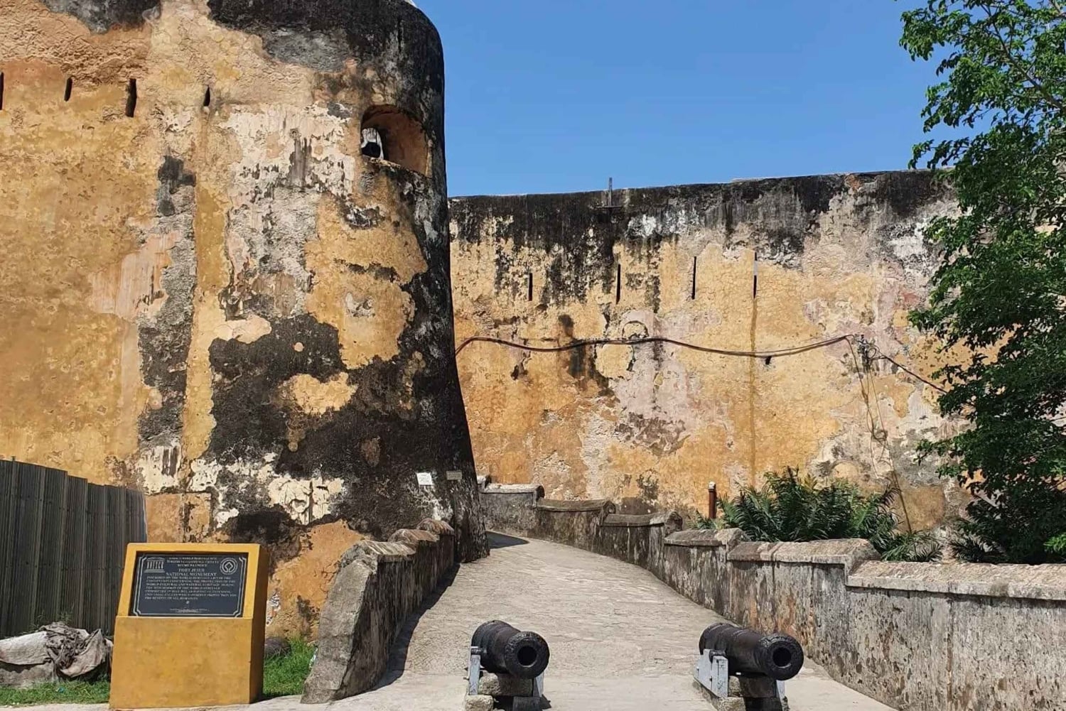 Mombasa: tour della città e crociera serale in dhow con servizio di prelievo