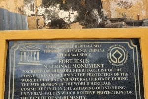 Mombasa: tour della città e crociera serale in dhow con servizio di prelievo