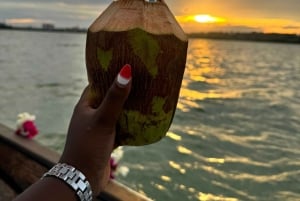 Mombasa: tour della città e crociera serale in dhow con servizio di prelievo