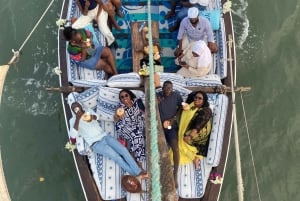 Mombasa: tour della città e crociera serale in dhow con servizio di prelievo