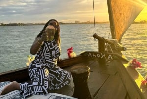 Mombasa: tour della città e crociera serale in dhow con servizio di prelievo