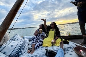 Mombasa: tour della città e crociera serale in dhow con servizio di prelievo