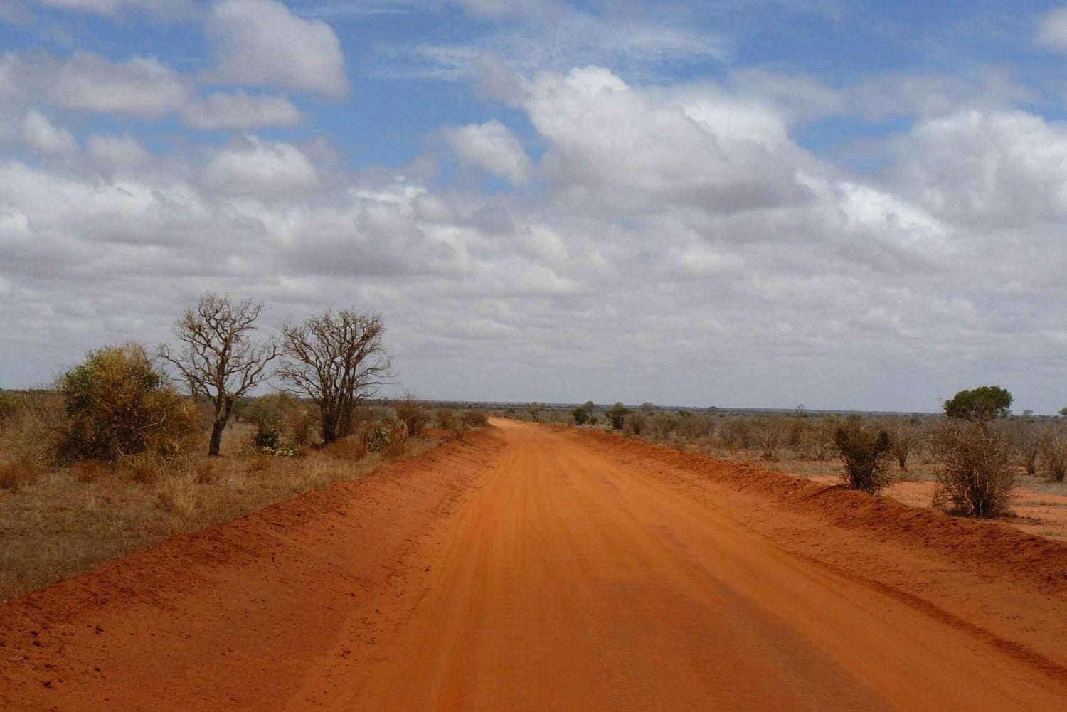 Mombasa/Diani: 2-Day Tsavo East & West Safari with Stay