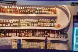 モンバサ：ナイトライフツアー（ワインの試飲とディナー付き）