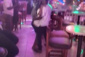 モンバサ：ナイトライフツアー（ワインの試飲とディナー付き）