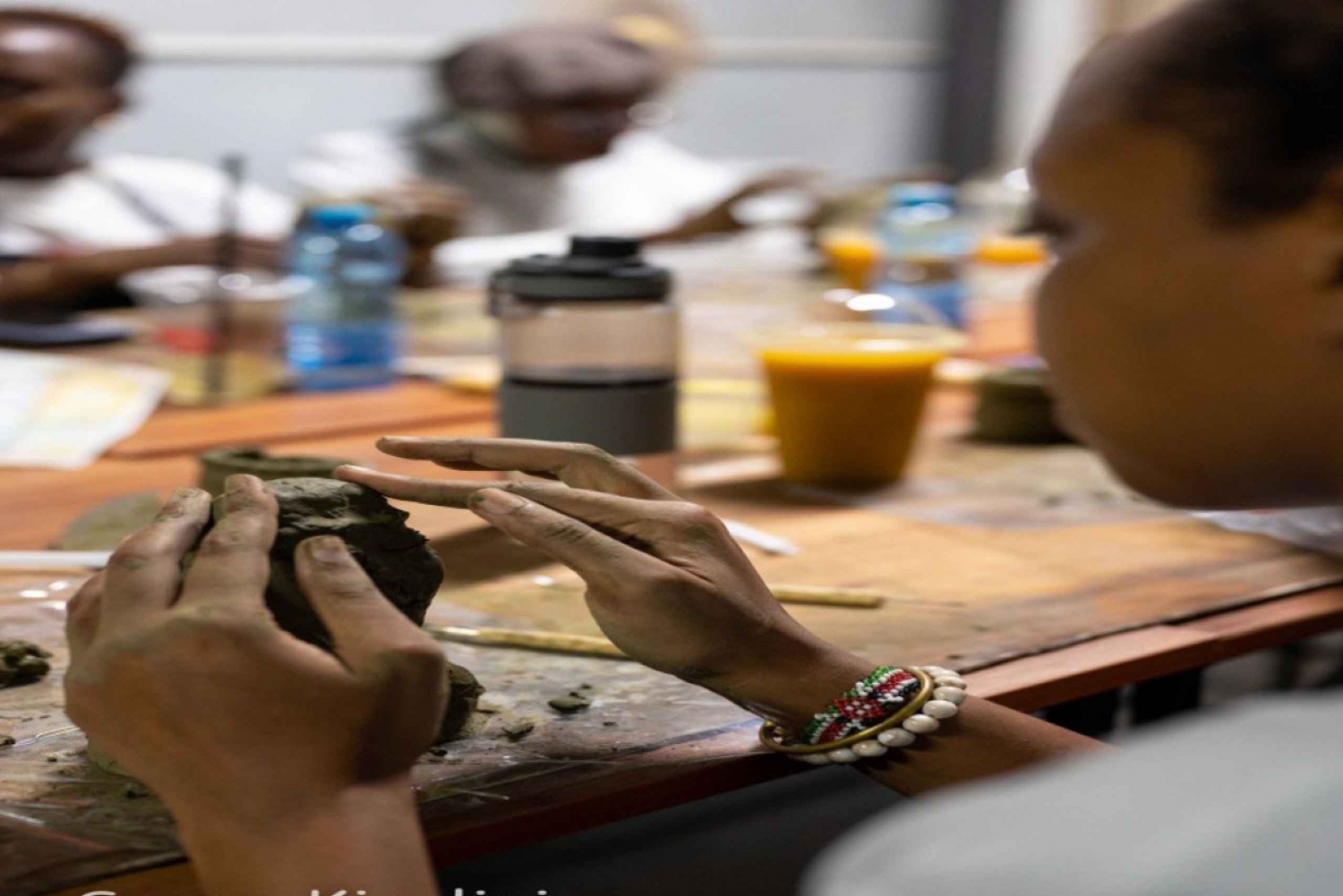 Mombasa: Keramikk- og maleriaktivitet på Studio Belabela