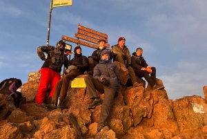 Nairobi: Trekking de 5 días por el monte Kenia con comidas y guía incluidos.