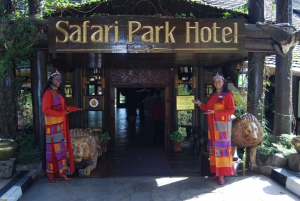 Nairobi: Kabarettforestilling med middag på Safari Park Hotel